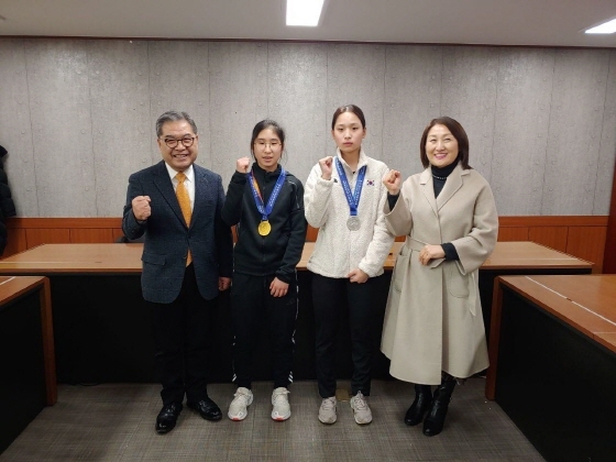 NSP통신-19일 이재정 경기도교육감(왼쪽부터)이 금메달 서현중 1학년 서수아 선수와 은메달 서현중 2학년 최유빈 선수 및 서현중 함 숙 교감과 화이팅을 외치며 기념촬영을 하는 모습. (경기도교육청)