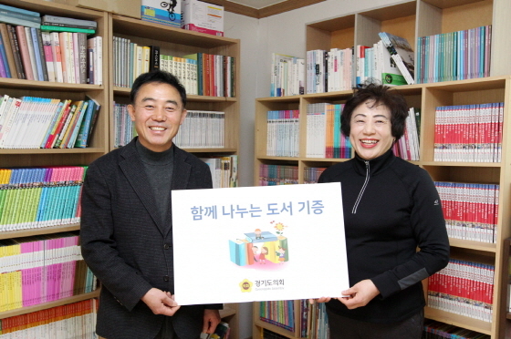 NSP통신-19일 용인지역 하희의 집을 방문한 진용복 경기도의원(왼쪽)이 중고도서 205권을 나누는 기증행사 가운데 관계자와 기념촬영을 하고 있다. (경기도의회)