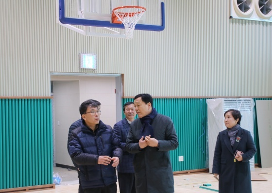 NSP통신-호동초동학교 체육관을 방문한 김철민 국회의원(우측) (의원실)
