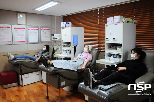NSP통신-포항성모병원 직원들이 헌혈의 집 포항센터에서 헌혈을 하고 있다. (포항성모병원)