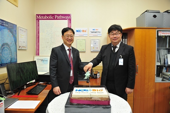 NSP통신-국립암센터 연구소에서 (왼쪽) 김수열 뉴캔서큐어바이오 대표와 박상재 국립암센터 연구소장 등이 참석한 가운데 뉴캔서큐어바이오 개소식이 진행됐다. (국립암센터)