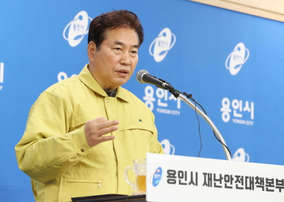 NSP통신-23일 백군기 용인시장이 코로나19 확진환자 발생 관련 긴급 브리핑을 진행하는 모습. (용인시)