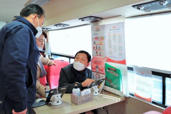 NSP통신-김철민 의원이 24일 한마음혈액원 안산점에서 생명나눔-위기극복 헌혈에 동참하고 있다. (의원실)