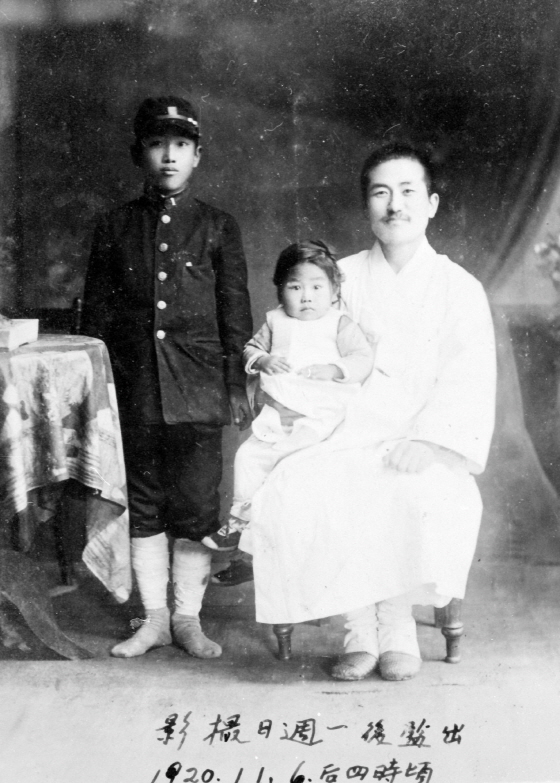 NSP통신-독립기념관이 소장중인 출옥 후 찍은 기념사진 속 김세환(오른쪽, 독립기념관 소장). (수원시)