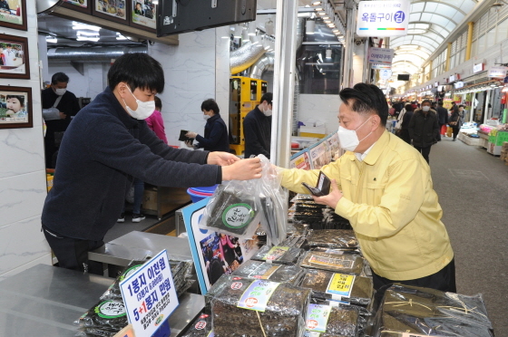 NSP통신-장덕천 부천시장이 부천자유시장 상점에서 부천페이로 물품을 구매하고 있다. (부천시)