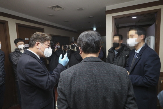 NSP통신-이재명 경기도지가사가 긴급 역학조사를 통해 과천 신천지예수교회 신도 명단을 확보한 가운데 현장지휘를 하고 있다. (경기도)