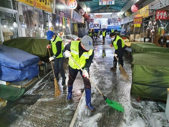 NSP통신-안양시 관계자들이 27일 안양중앙시장에서 물청소를 실시하고 있다. (안양시)