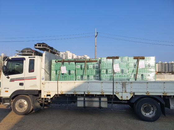 NSP통신-26일 오산시 마을기업 잔다리마을공동체 농업법인이 대구시에 기부한 초록콩두유. (오산시)