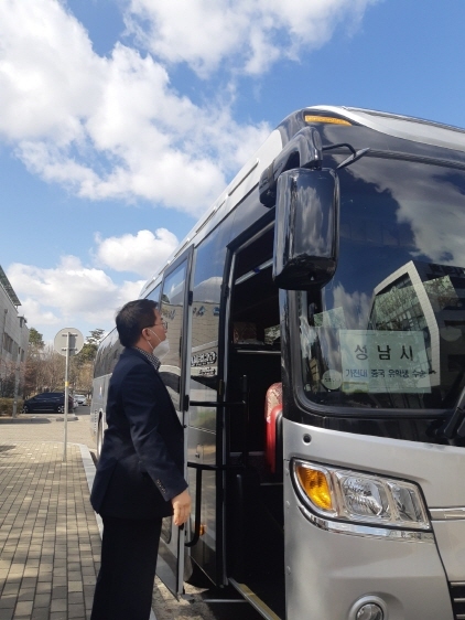 NSP통신-27일 성남시에서는 관용버스를 이용 가천대 중국 유학생을 인천공항에서 기숙사까지 수송했다. (성남시)