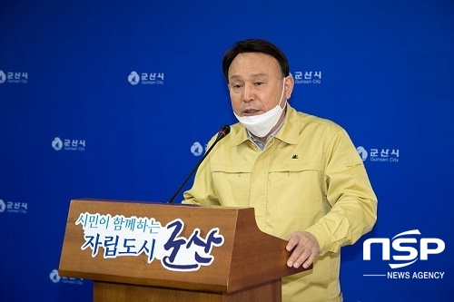 NSP통신-강임준 군산시장이 28일 오전 군산시 브리핑룸에서 기자회견을 열고 신천지 교인 대상 전수조사 상황을 설명하고 있다.