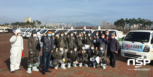 NSP통신-경주축산농협 코로나19 확산방지 긴급방역 지원 단체사진. (권민수 기자)