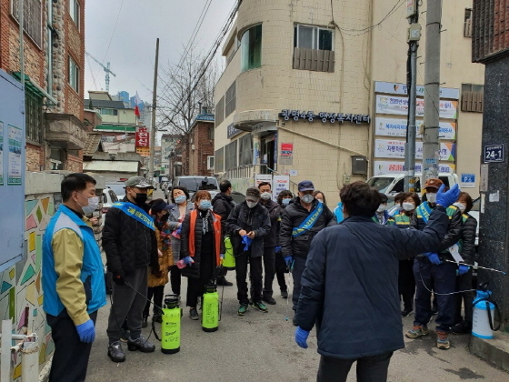 NSP통신-광명4동 행정복지센터가 광명4동 자율방재단을 중심으로 10개 단체와 함께 자율방역단을 구성하고 긴급 방역을 실시하고 있다. (광명시)