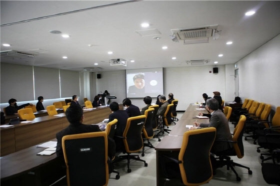 NSP통신-김포대학교 관계자들이 디지털 플랫폼 활용을 통한 실시간 원격교육 시연과 회의를 진행하고 있다. (김포대학교)