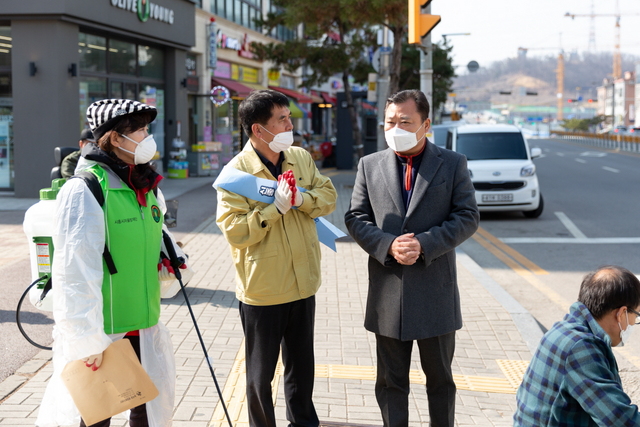 NSP통신-2일 김태경 시흥시의장이 코로나19 추가 확진자 발생지역 현장사무실을 방문한 가운데 관계자들을 격려하고 있다. (시흥시의회)