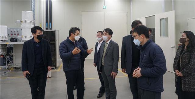 NSP통신-이원욱 의원이 화성시에 위치한 기업을 방문해 실태를 확인하고 있는 모습. (이원욱 의원실)