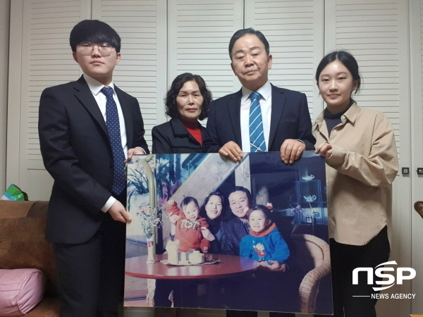 -한문식 호산대학교 교수 겸 전략홍보실장(오른쪽 두 번째)이 45년 공직생황을 마감하며 가족과 함께 조촐한 퇴임식을 갖고 기념사진을 찍었다. (호산대학교)