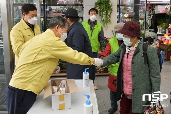 NSP통신-광주 서구 관계자들이 광천터미널에서 손소독제를 나눠주고 있다. (광주 서구)