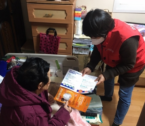 NSP통신-지난달 안성시 보건소 소속 방문간호사가 독거노인 가정을 방문해 코로나19 예방수칙을 안내하고 있다. (안성시)