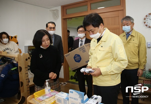 NSP통신-장석웅 전남교육감이 3일 여수시 송현유치원 돌봄교실을 둘러보고 있다. (전남교육청)