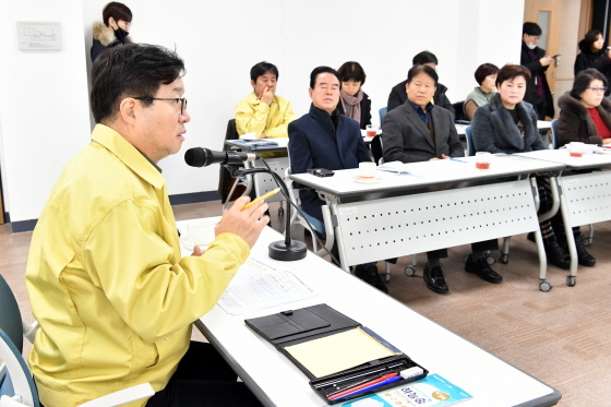 NSP통신-염태영 수원시장이 간담회에서 수원유스호스텔을 자가격리시설로 활용하기 위해 주민들에게 협조를 요청하는 모습. (수원시)