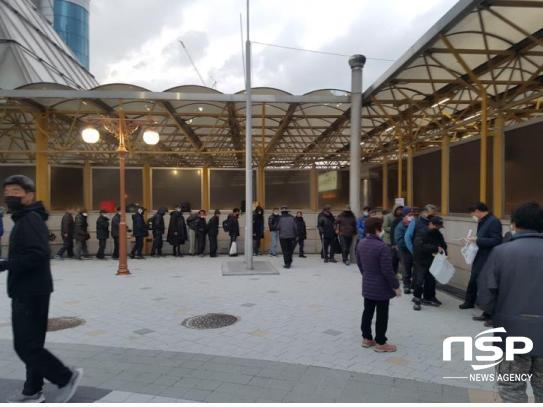 NSP통신-지난달 26일 다울건설협동조합이 대구역 뒤편 광장에서 취약계층에게 도시락과 마스크를 나눠주고 있다. (대구시)