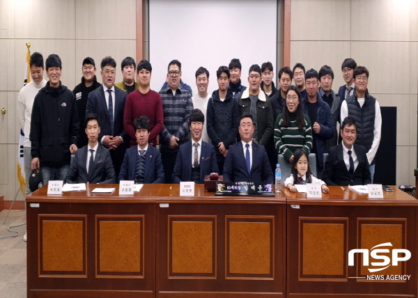 NSP통신-안동시4-H연합회는 지난 2월 28일 코로나19의 지역사회 확산 방지와 극복을 위해 경북사회복지공동모금회에 성금 300만 원을 기탁했다. (안동시)