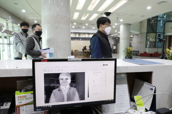 NSP통신-화성시청 정문에 설치된 열화상 카메라 모습. (화성시)