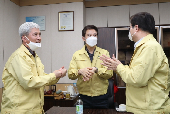 NSP통신-3일 곽상욱 오산시장(왼쪽부터), 서철모 화성시장, 염태영 수원시장이 산수화 감염병 공동 협의회협약식 개최 전 소독제로 손을 세정하며 담화를 나누고 있다. (화성시)