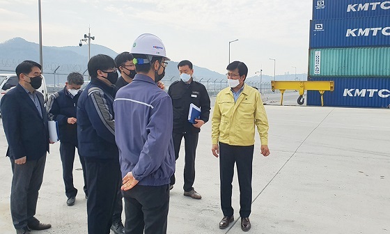 NSP통신-▲김현경 부시장이 대산항 국가부두 하역 현장을 방문해 코로나19 대응상황을 점검했다. (서산시)