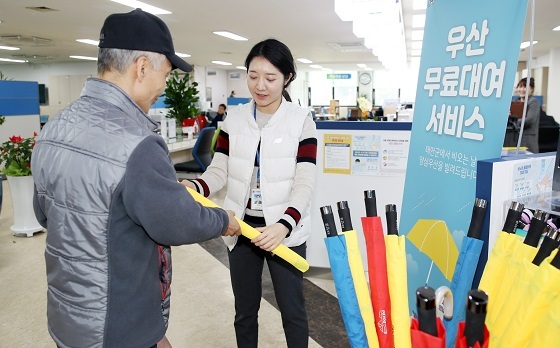 NSP통신-▲태안군이 민원실에 우산 50개를 비치하고 무료 대여 서비스를 실시하고 있다. (태안군)