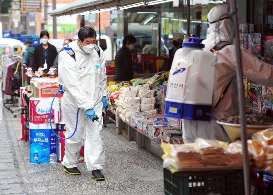 NSP통신-3일 윤화섭 안산시장이 원곡동 다문화마을특구 지역을 돌며 코로나19 확산예방 방역활동을 하고 있다. (안산시)