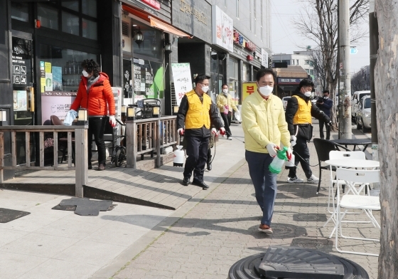 NSP통신-정장선 평택시장이 4일 포승읍 단체장들과 방역활동을 하고 있다. (평택시)