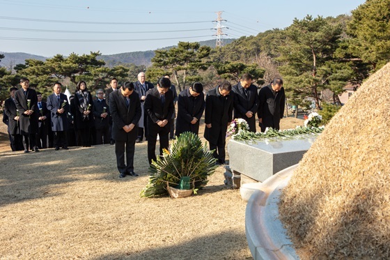 NSP통신-한진그룹 관계자 60여명이 참석한 가운데 조중훈 창업주 탄생 100주년 기념 추모행사를 가졌다. 사진은 관계자들이 조중훈 창업주의 선영을 참배하는 모습. (한진)