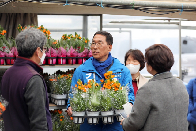 NSP통신-4일 김주영 후보가 김포시 고촌읍 소재 화훼농가를 방문과 코로나19로 인한 소상공인 피해 상황을 직접 청취했다. (김주영 선거 사무실)