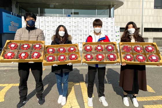 NSP통신-김포시청 직원들이 학교급식 친환경 딸기 계약재배 농가지원 운동에 동참한 가운데 기념촬영을 하고 있다. (김포시)