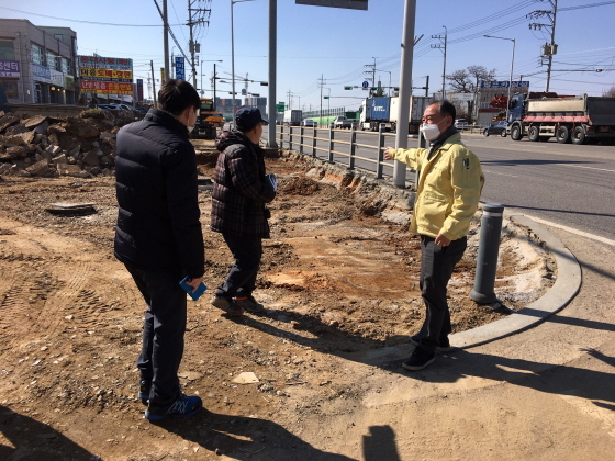 NSP통신-5일 박동익 김포시 교통국장이 주요도로 건설현장을 점검하고 있다. (김포시)