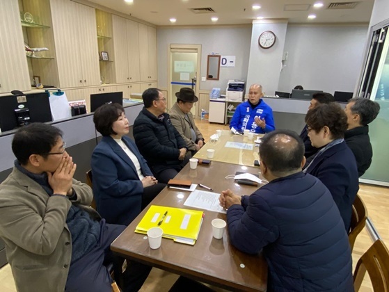 NSP통신-이용우 더불어민주당 고양시정 국회의원 예비후보가 지역 공인중개사들과의 간담회에서 발언하고 있다. (이용우 예비후보 선거캠프)