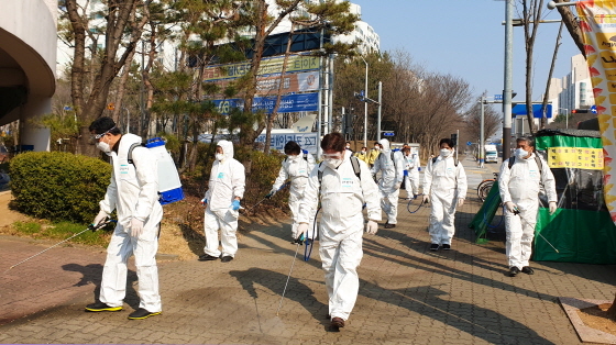 NSP통신-8일 김동규 안산시의장을 비롯한 안산시의회 의원들이 상록구 이동 일대에서 방역활동에 참여하고 있다. (안산시의회)