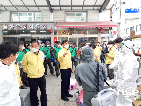 NSP통신-윤경희 청송군수가 코로나19의 지역사회 확산 방지를 위해 직접 최일선 현장에서 방역 소독에 나섰다 (청송군)