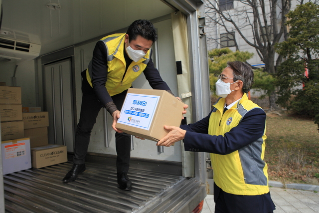 NSP통신-안산도시공사가 대구에 527만원 상당 방역물품을 전달했다. (안산도시공사)