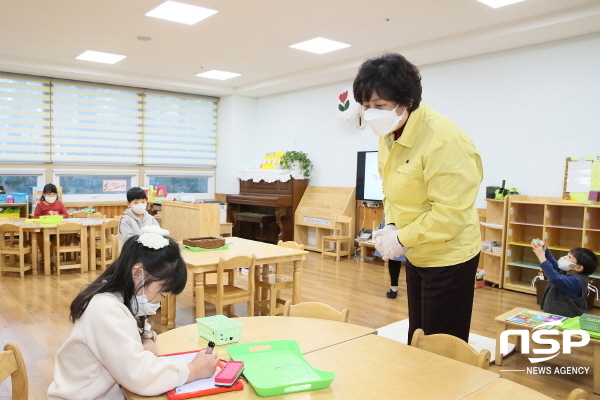 NSP통신-강은희 대구시교육감이 지난 6일 오후 아이위드유치원을 찾아 긴급돌봄 현장을 둘러보고 있다. (대구시교육청)