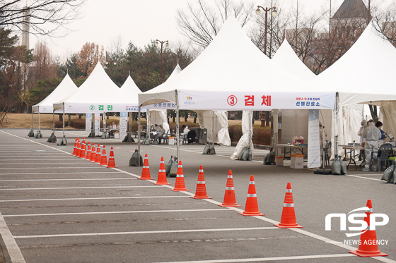 NSP통신-9일 코로나19 검사를 위해 마련된 수원시 드라이브스루 선별진료소에서 보건소 관계자들이 검사를 기다리며 대기하고 있다. (조현철 기자)