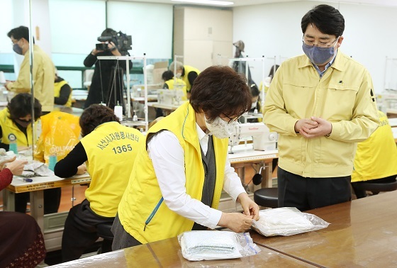 NSP통신-▲서산사랑 한 땀 봉사단이 직접 만든 면 마스크 나눔 봉사를 시작했다. (서산시)