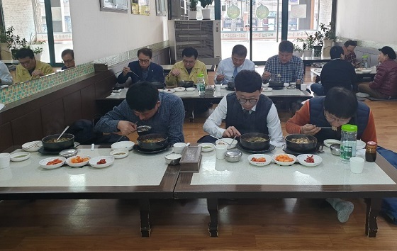 NSP통신-▲윤찬수 부시장이 한 방향 일렬 식사를 하는 사회적 거리두기를 시작했다. (아산시)