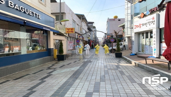 NSP통신-안동시 중구동행정복지센터는 코로나19 확산 방지와 지역사회 불안감 해소를 위해 민·관 합동으로 방역 활동을 실시하고 있다. (안동시)