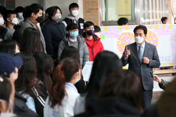 NSP통신-10일 단국대 죽전캠퍼스 웅비홀에서 백군기 용인시장이 자율격리를 끝낸 중국인 유학생을 격려하고 있다. (용인시)