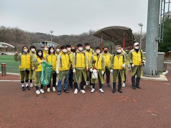 NSP통신-의왕시체육회, 의왕시장애인체육회 관계자들이 9일 관내 체육공원 방역에 나선 모습. (의왕시체육회)