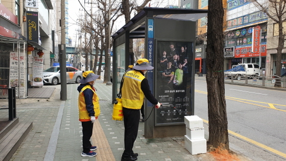 NSP통신-9일 성남시민순찰대원들이 중원구 성남동 소재 버스정류장을 방역하고 있다. (성남시)