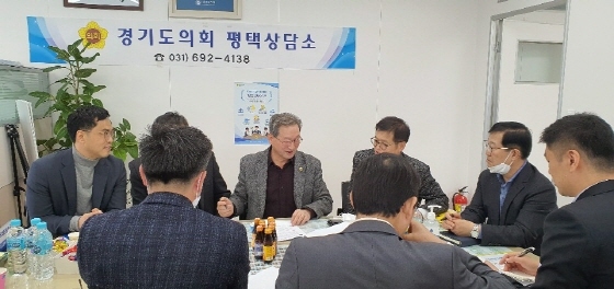 NSP통신-9일 경기도의회 평택상담소에서 오명근 경기도의원이 관계자들과 평택 GTX 노선 평택 연장과 평택구간 내 철도 관련 사항에 대해 논의하고 있다. (경기도의회)