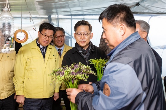 NSP통신-▲김돈곤 군수와 김현수 농림축산식품부 장관이 관내 화훼농가를 방문했다. (청양군)